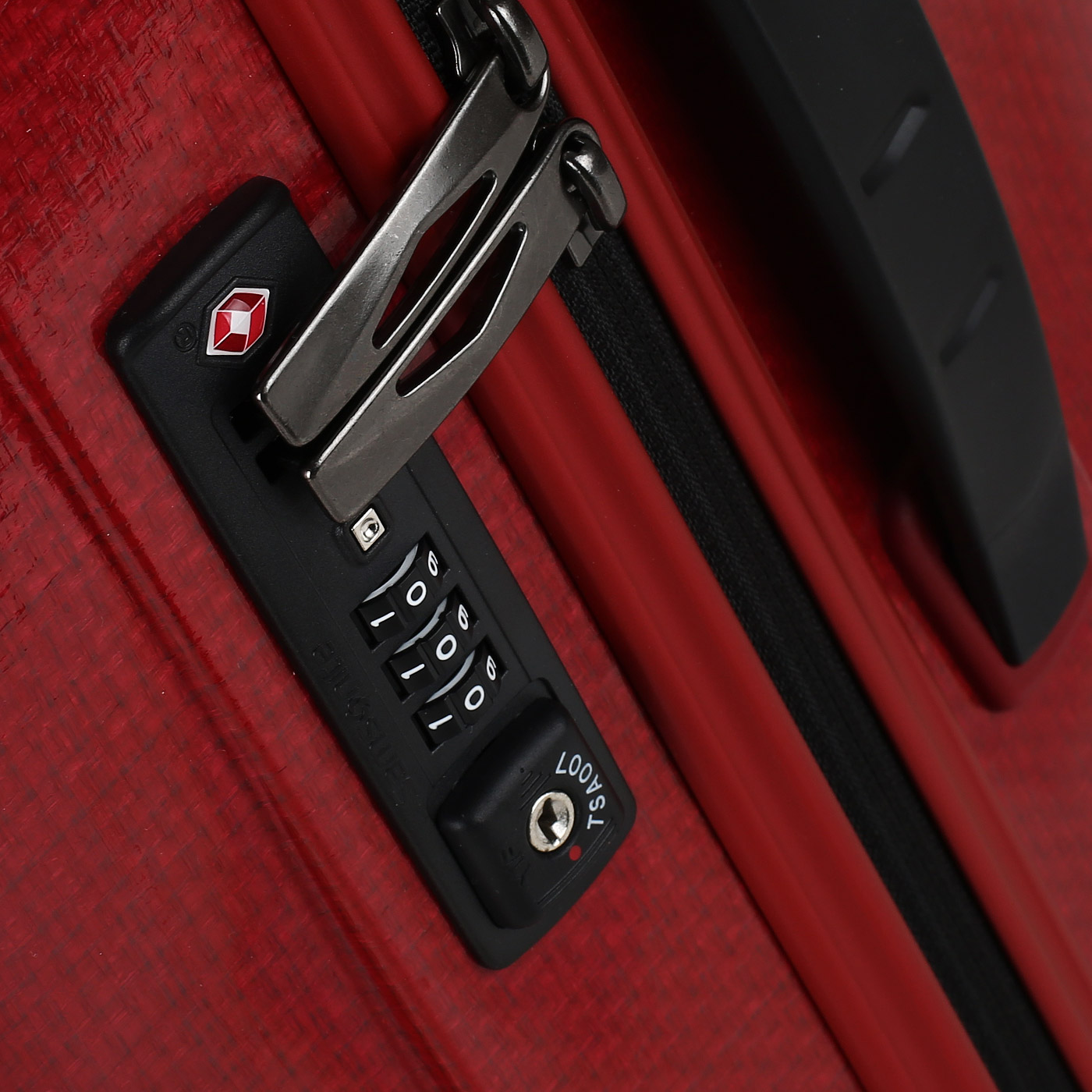 Чемодан средний M из материала Curv с кодовым замком Samsonite C-Lite